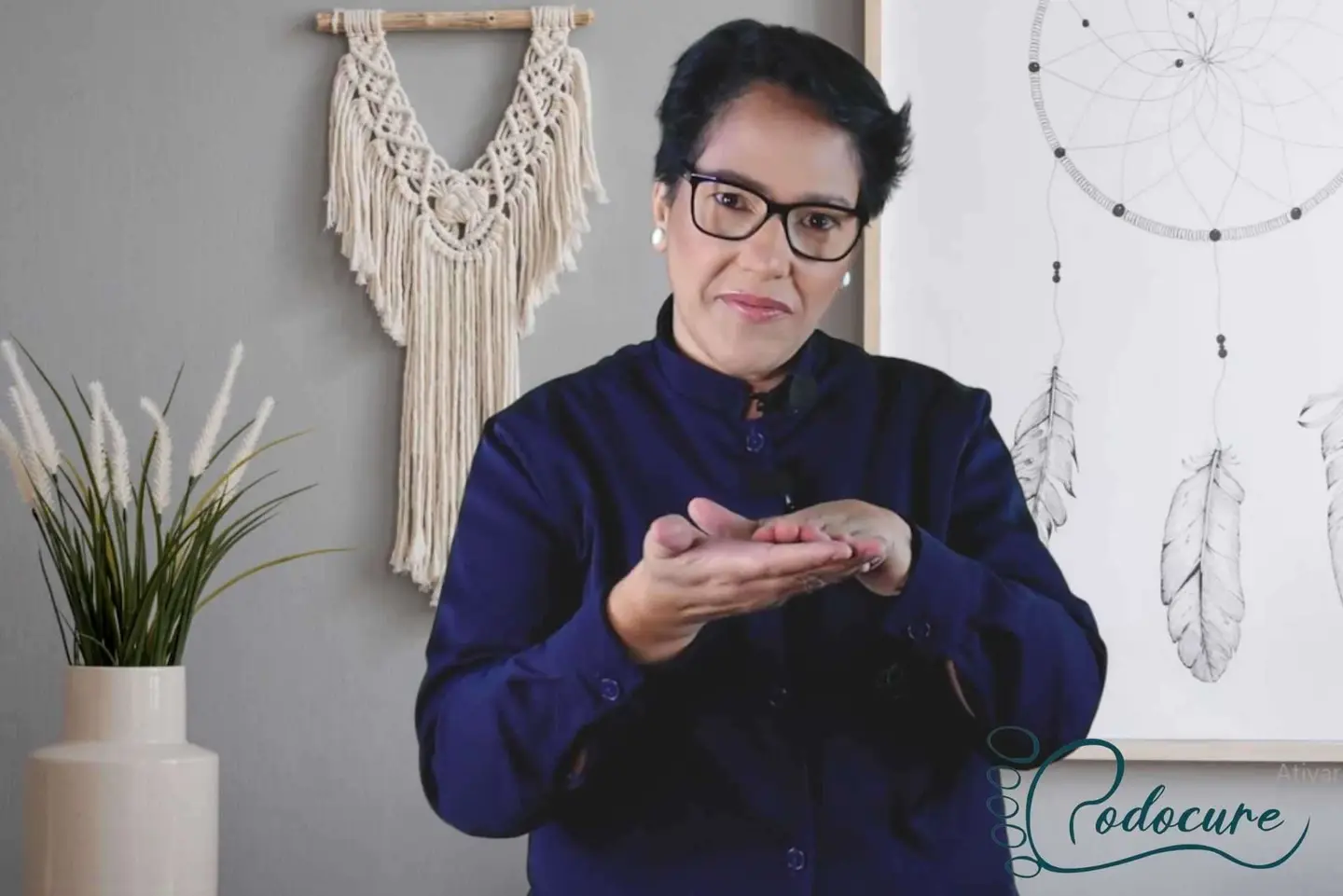 Cristiane Batista explicando anatomia básica dos pés e unhas